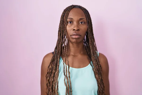 Африканская Американка Стоящая Розовом Фоне Расслабленная Серьезным Выражением Лица Простой — стоковое фото