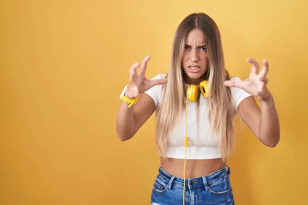 Young Blonde Woman Standing Yellow Background Wearing Headphones Shouting Frustrated — Stock Photo, Image