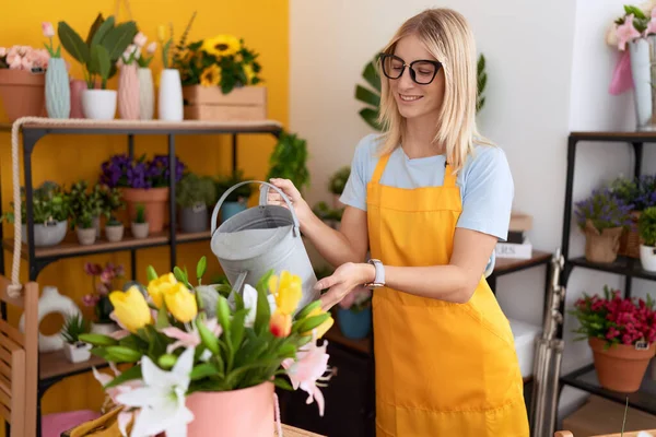Young Blonde Woman Florist Smiling Confident Watering Plant Flower Shop — Stock fotografie