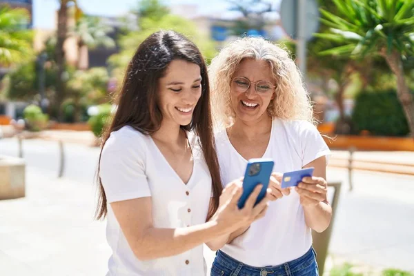 Duas Mulheres Mãe Filha Usando Smartphone Cartão Crédito Rua — Fotografia de Stock