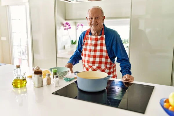 Senior Άνθρωπος Χαμογελά Αυτοπεποίθηση Μαγείρεμα Σπαγγέτι Στην Κουζίνα — Φωτογραφία Αρχείου