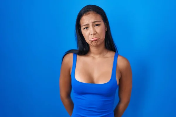 Mujer Hispana Pie Sobre Fondo Azul Deprimida Preocupada Por Angustia —  Fotos de Stock