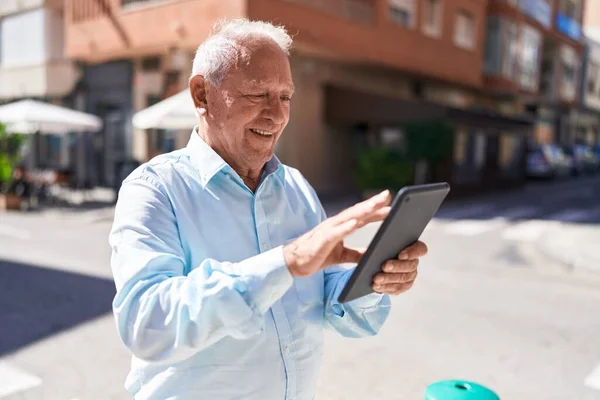 Hombre Pelo Gris Mediana Edad Sonriendo Confiado Usando Touchpad Calle — Foto de Stock