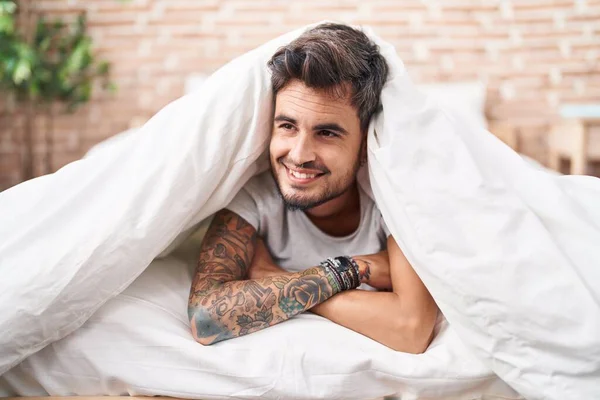 Jonge Spaanse Man Liggend Bed Bedekking Met Laken Slaapkamer — Stockfoto