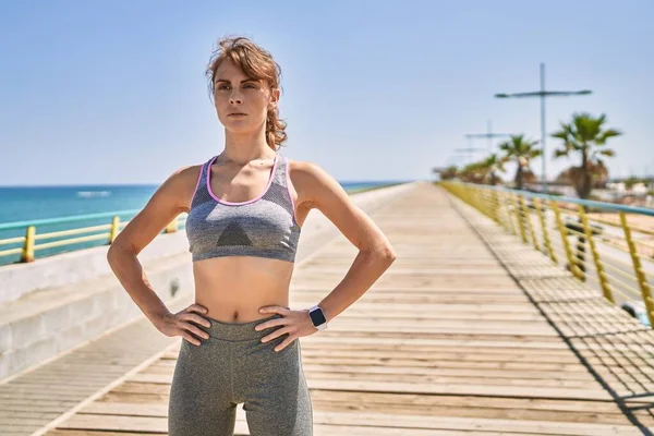Jonge Blanke Vrouw Draagt Sportkleding Aan Zee — Stockfoto