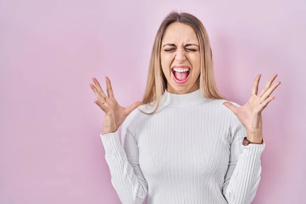 Young Blonde Woman Wearing White Sweater Pink Background Celebrating Mad — Stock Photo, Image