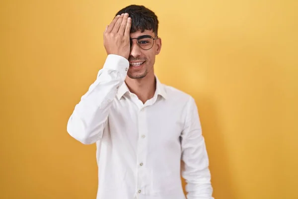 Young Hispanic Man Standing Yellow Background Covering One Eye Hand — Stock Photo, Image