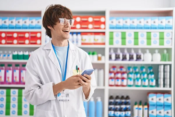 Giovane Uomo Biondo Farmacista Utilizzando Smartphone Che Lavora Farmacia — Foto Stock