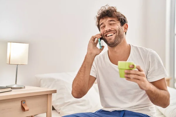 Joven Hablando Smartphone Bebiendo Café Dormitorio —  Fotos de Stock