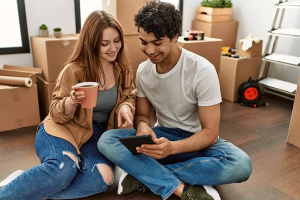 Junges Paar Lächelt Glücklich Mit Touchpad Und Trinkt Kaffee Neuen — Stockfoto