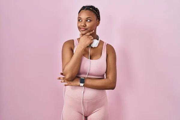Afro Amerikaanse Vrouw Met Vlechten Sportkleding Koptelefoon Die Zelfverzekerd Kijkt — Stockfoto