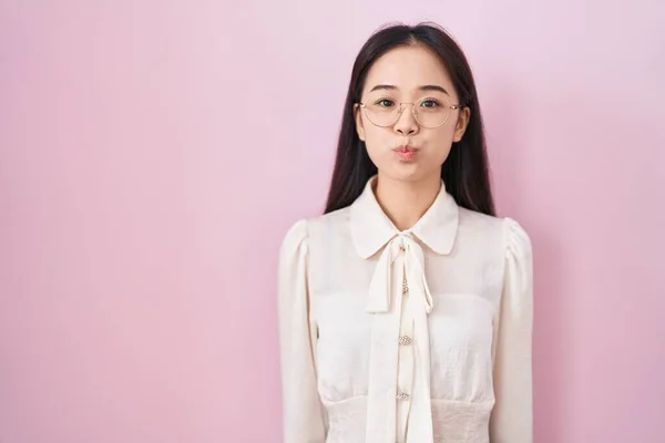 Joven Mujer China Pie Sobre Fondo Rosa Hinchando Mejillas Con — Foto de Stock