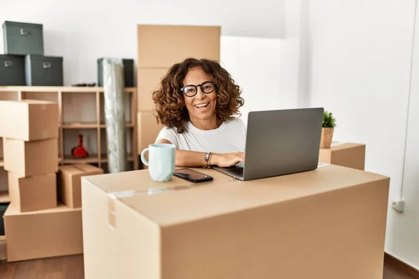 Mulher Hispânica Meia Idade Sorrindo Confiante Usando Laptop Nova Casa — Fotografia de Stock