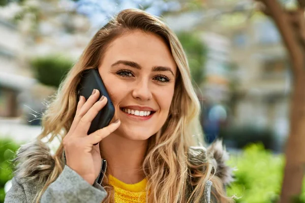 Jonge Blonde Vrouw Aan Telefoon Het Park — Stockfoto