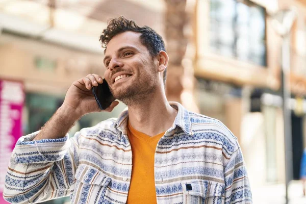 Νεαρός Ισπανόφωνος Άντρας Χαμογελάει Αυτοπεποίθηση Μιλώντας Στο Smartphone Στο Δρόμο — Φωτογραφία Αρχείου