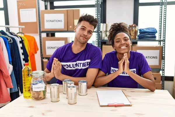 Jóvenes Interracial Vistiendo Camiseta Voluntaria Las Donaciones Pie Rezando Con —  Fotos de Stock