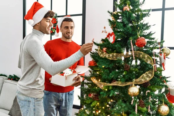 Dois Homens Hispânicos Casal Sorrindo Confiante Decoração Árvore Natal Casa — Fotografia de Stock