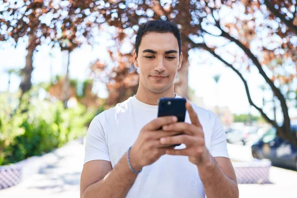 Parkta Akıllı Telefon Kullanarak Gülümseyen Spanyol Genç Adam — Stok fotoğraf