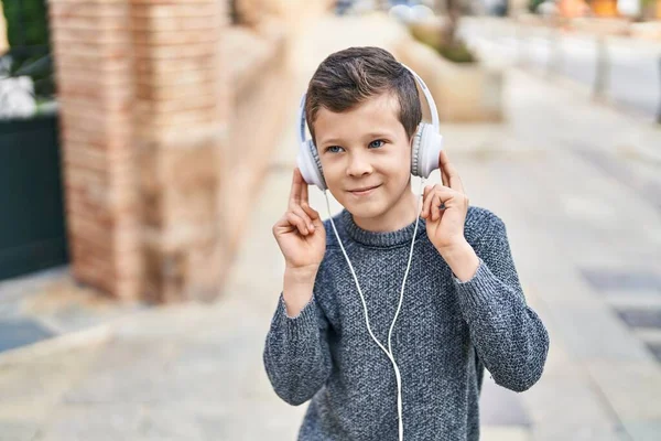 Biondo Bambino Sorridente Fiducioso Ascoltare Musica Strada — Foto Stock