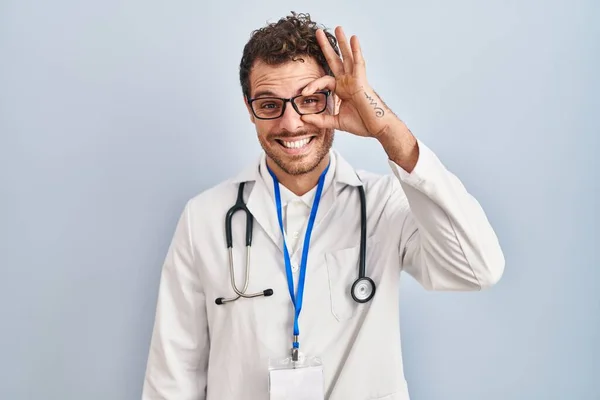 Jonge Spaanse Man Draagt Doktersuniform Stethoscoop Doet Gebaar Met Hand — Stockfoto