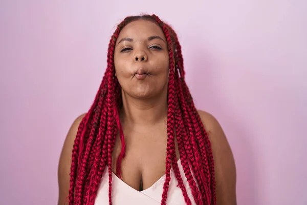 Afroamerykanka Plecionymi Włosami Stojąca Nad Różowym Tłem Robiąca Rybią Twarz — Zdjęcie stockowe