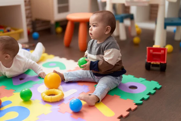 Liebenswertes Chinesisches Kleinkind Spielt Kindergarten Mit Ball Auf Dem Boden — Stockfoto