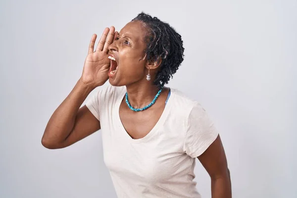 African Woman Dreadlocks Standing White Background Shouting Screaming Loud Side — Stock Photo, Image