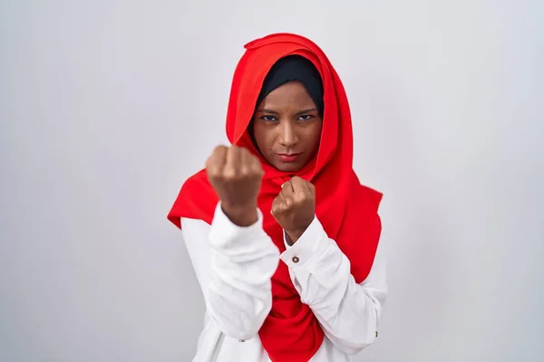 Jeune Femme Arabe Portant Écharpe Traditionnelle Islamique Hijab Prêt Battre — Photo