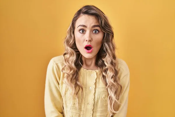 Young Caucasian Woman Standing Yellow Background Afraid Shocked Surprise Expression — Stock Photo, Image