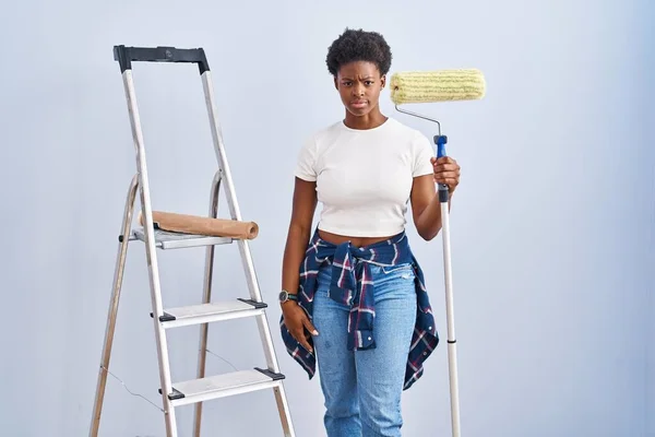 Mulher Afro Americana Segurando Pintor Rolos Cético Nervoso Franzindo Testa — Fotografia de Stock