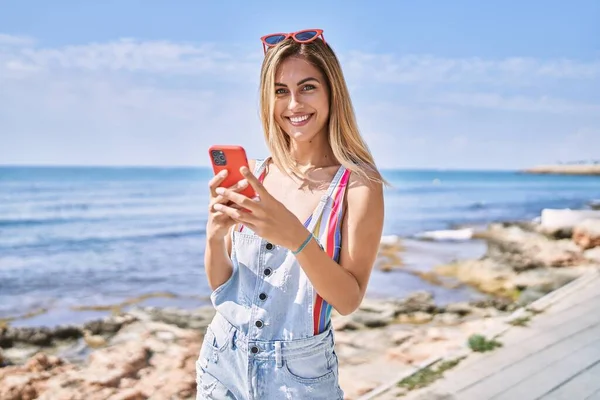 Jovem Loira Sorrindo Feliz Usando Smartphone Praia — Fotografia de Stock