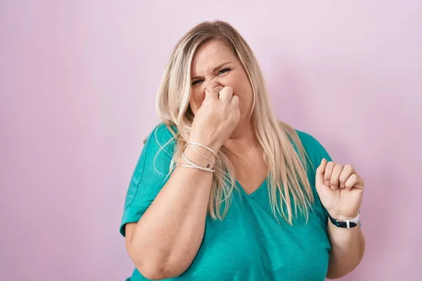 Caucasian Size Woman Standing Pink Background Smelling Something Stinky Disgusting — Foto de Stock
