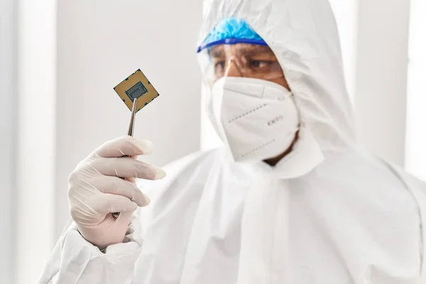 Young Latin Man Scientist Wearing Covid Protection Uniform Holding Cpu — Stock Photo, Image