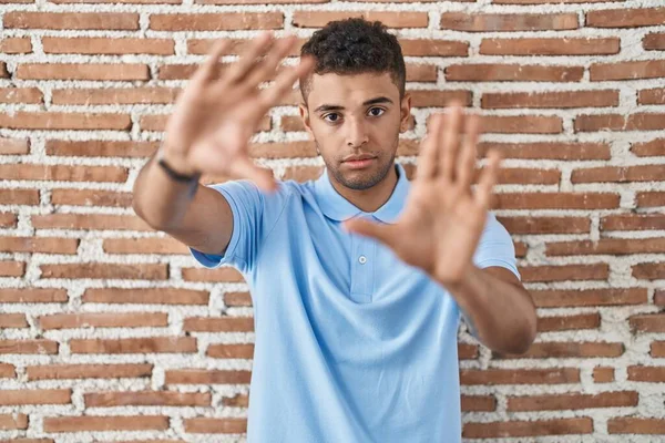 Бразильский Молодой Человек Стоящий Над Кирпичной Стеной Делает Раму Руками — стоковое фото