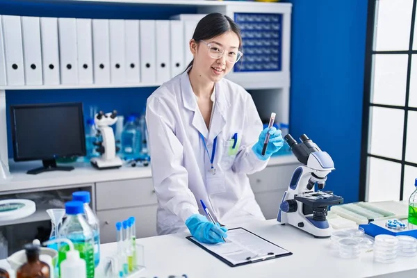 Kinesisk Kvinna Forskare Skriver Dokument Som Håller Blodprov Röret Laboratoriet — Stockfoto