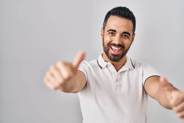 Junger Hispanischer Mann Mit Bart Lässig Gekleidet Vor Weißem Hintergrund — Stockfoto
