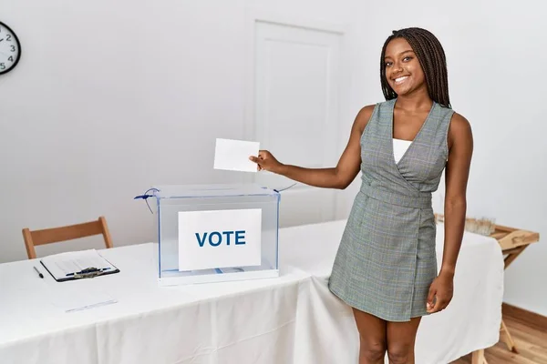 Joven Mujer Afroamericana Sonriendo Confiada Votando Colegio Electoral —  Fotos de Stock