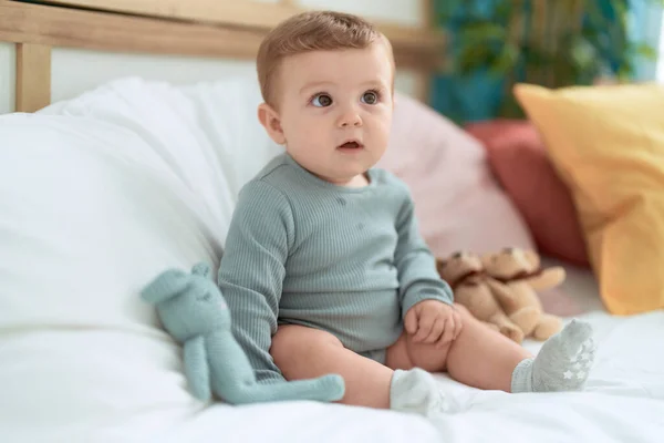 Adorável Criança Sentada Cama Com Bonecas Quarto — Fotografia de Stock