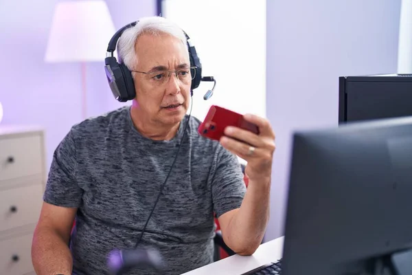 Hombre Mediana Edad Con Pelo Gris Jugando Videojuegos Con Teléfono —  Fotos de Stock