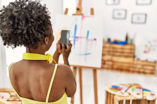 Young African American Artist Woman Make Photo Draw Art Studio — Stockfoto