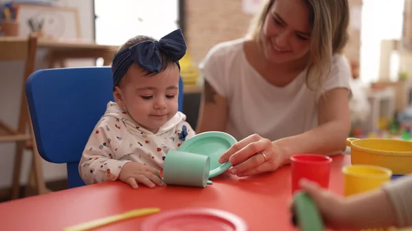Жінка Малюк Вчаться Їсти Пластиковою Іграшкою Сидячи Столі Дитячому Садку — стокове фото
