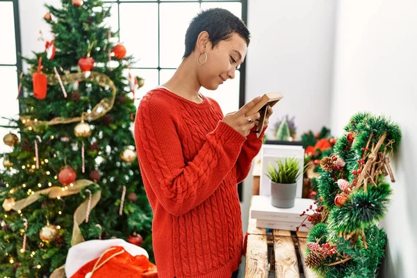 Jovem Hispânica Sorrindo Confiante Olhando Imagem Pela Árvore Natal Casa — Fotografia de Stock