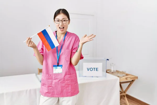 Молодая Женщина Медсестра Азии Выборах Парламент Поднятой Рукой Держит Российский — стоковое фото