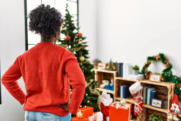 Afro Amerikalı Kadın Evde Noel Ağacı Arıyor — Stok fotoğraf