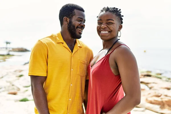 Νεαρό Ζευγάρι Αφροαμερικανών Χαμογελά Χαρούμενος Στέκεται Στην Παραλία — Φωτογραφία Αρχείου