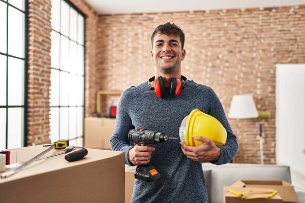 Jovem Hispânico Trabalhando Casa Renovação Sorrindo Com Sorriso Feliz Legal — Fotografia de Stock