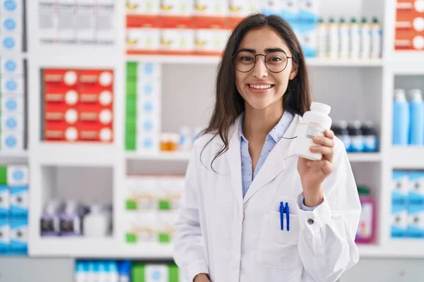 Young Hispanic Girl Pharmacist Holding Pills Pharmacy — Foto de Stock