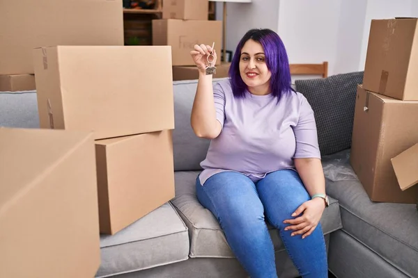 Young Beautiful Size Woman Holding Key Sitting Sofa New Home — Stockfoto