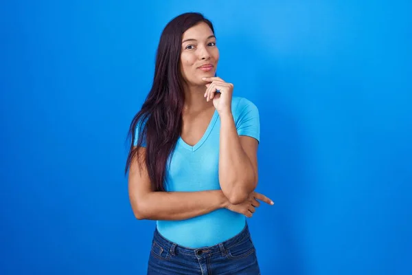 Jeune Femme Hispanique Debout Sur Fond Bleu Regardant Avec Confiance — Photo