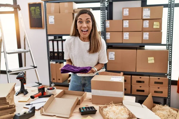 Young Hispanic Woman Working Online Clothe Shop Celebrating Crazy Amazed — Foto de Stock